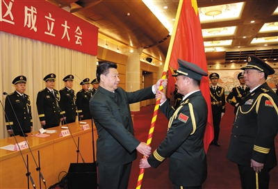 習(xí)近平將軍旗授予東部戰(zhàn)區(qū)司令員劉粵軍、政治委員鄭衛(wèi)平。