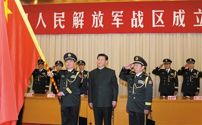 習(xí)近平將軍旗授予南部戰(zhàn)區(qū)司令員王教成、政治委員魏亮。