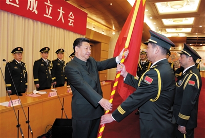 習(xí)近平將軍旗授予西部戰(zhàn)區(qū)司令員趙宗岐、政治委員朱福熙。