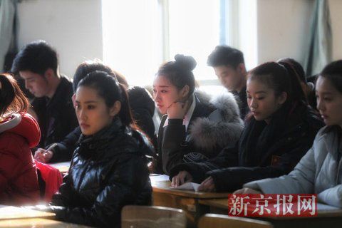 主持系考生正在備考區(qū)等待考試。