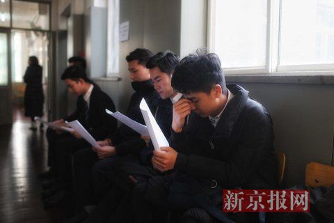 主持系考生正在備考區(qū)等待考試。