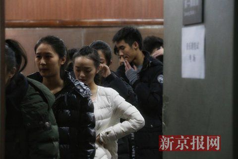 音樂劇系考生在備考區(qū)域等待考試。新京報記者 周崗峰 攝