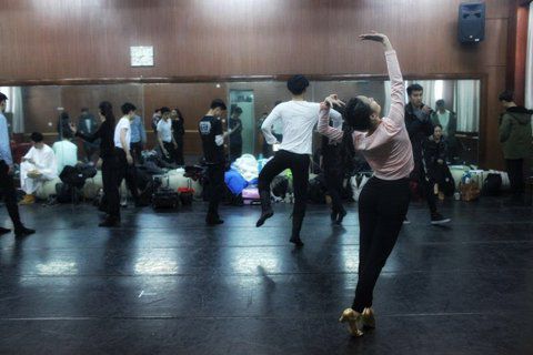 音樂劇系考生在備考區(qū)域等待考試。新京報記者 周崗峰 攝