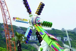 3月28日零點剛過幾分鐘，上海迪士尼6月16日開園日的門票就宣告售罄，巨大的訪問量一度導(dǎo)致票務(wù)系統(tǒng)出現(xiàn)間歇性故障，被網(wǎng)友調(diào)侃“激烈程度堪比春運”。網(wǎng)上甚至有“黃?！睂⒁粡堥_園門票炒到幾千元。