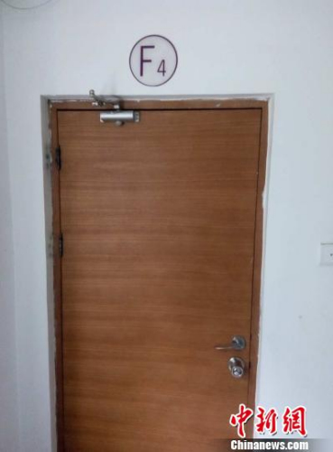 6日，事發(fā)樓層四層消防通道門被封死。呂春榮 攝