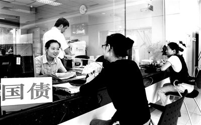 由于網(wǎng)銀和柜臺同時(shí)開售，部分銀行網(wǎng)點(diǎn)甚至來不及賣出一筆就發(fā)現(xiàn)額度全部被搶光供圖/視覺中國