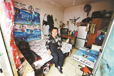 早晨收拾停當(dāng)后，李大鵬準(zhǔn)備前往地鐵賣藝