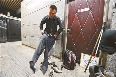 只有在賣藝時，李大鵬才會換上破舊的衣服