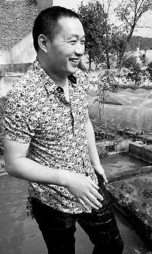 救出小孩上后，楊文利一身糞水。