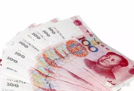 按照4月1日起上海執(zhí)行的月最低工資標準2190元計算，勞動者在5月1日當天加班，每天的加班工資至少有302元。如果3天都加班、不調(diào)休，加班工資至少有704元。