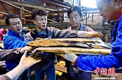 圖為南昌西漢?；韬钅怪鳂∈铱脊虐l(fā)掘現(xiàn)場出土了一組漆器“屏風”?！」?攝