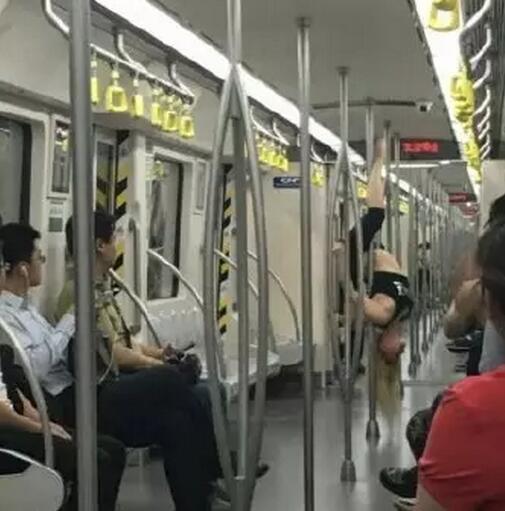 女子在地鐵上跳鋼管舞。