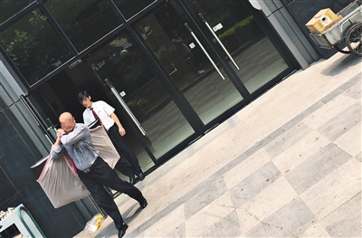 昨日11時許，新華聯(lián)國際公寓門口，一男子將電視等賭具轉(zhuǎn)移，后被警方控制