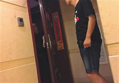 新華聯(lián)國際公寓23層，辦案民警陸續(xù)進入涉案房間