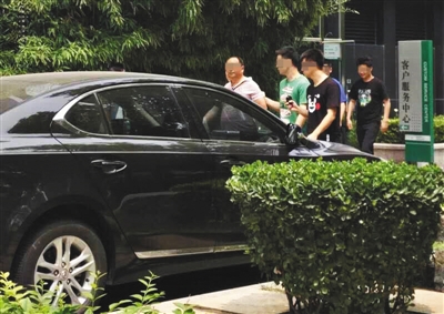 昨日下午，北京警方從新華聯(lián)國際公寓內(nèi)帶出一名男子