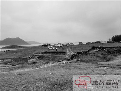 10日，約30輛自駕車被困在長壽湖的這片湖灘上。