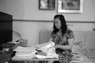 原偉東的姐姐在家整理材料。京華時報(bào)記者陶冉攝