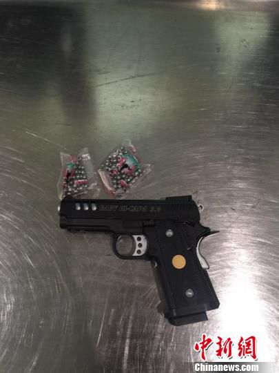 圖為查獲的空氣動力槍和鋼珠彈?！＄娦馈z