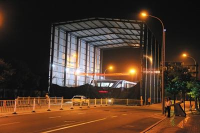 昨日夜間，河北北戴河，“巴鐵”1號試驗地，工作人員正在對車體進行施工檢修。