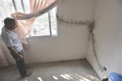 村民家中電視機(jī)的天線被閃電擊中，貼在墻上的線被燒毀