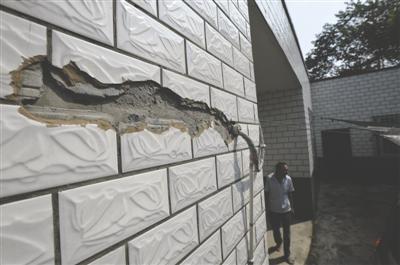 村民家被閃電擊中，墻上的瓷磚被打壞