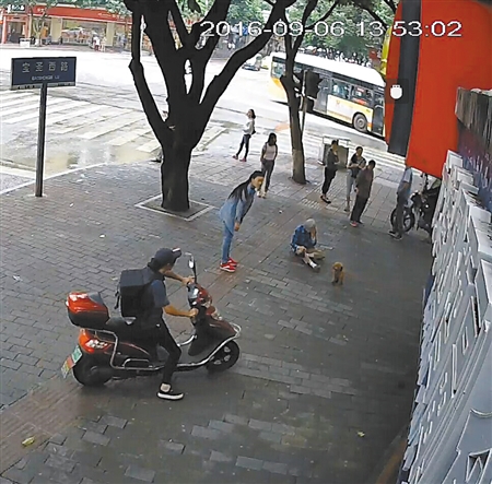 寵物狗絆倒八旬老太 沒(méi)有“逃離”現(xiàn)場(chǎng)坐等民警來(lái)