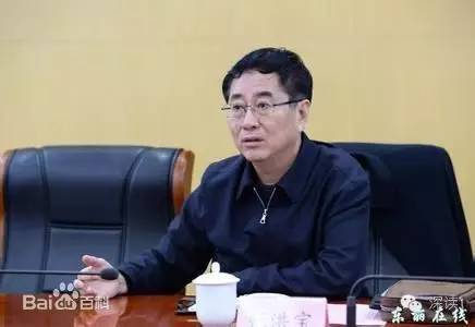 通報(bào)指出，張洪寶眼看著幾年前還不知名的個(gè)體老板搖身一變成為大企業(yè)家，心里既艷羨又發(fā)酸，滋生了“我為他們贏得了好的發(fā)展機(jī)遇，收些款物就權(quán)當(dāng)是對(duì)我這些年辛勤工作的一種補(bǔ)償”的念頭。于是他開始熱衷于與身邊的企業(yè)老板拉拉扯扯、勾肩搭背，剛開始只是幾頓飯、幾張卡，日積月累，越陷越深，不給錢不辦事，給了錢才辦事，在東麗人稱