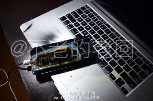 根據(jù)圖片來(lái)看，蘋果MacBook Pro筆記本觸控面板左邊部分被熏黑，而且該網(wǎng)友也提供了充電設(shè)備，就是三星Note 7原裝充電器。