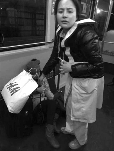 事發(fā)后，一名女乘客（左）受傷。