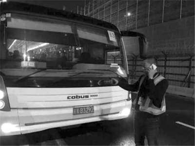 事發(fā)擺渡車。網(wǎng)絡(luò)圖片