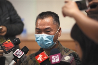 昨日，深圳，羅一笑的父親羅爾接受媒體采訪。圖/視覺(jué)中國(guó)