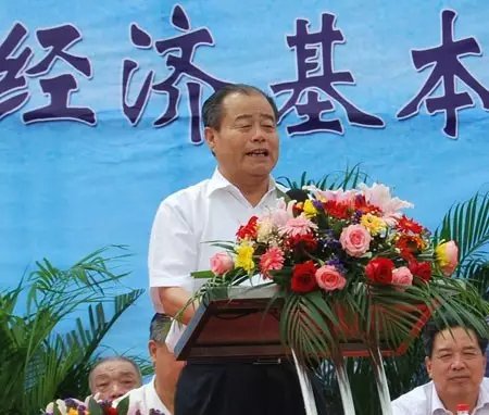 信發(fā)集團發(fā)展成為一家集發(fā)電、供熱、氧化鋁、電解鋁、碳素、燒堿、聚氯乙烯、電石、鋁深加工等產業(yè)于一體的現代化大型企業(yè)集團，位于山東聊城茌平縣。2016年10月，信發(fā)集團董事局主席張學信在接受山東商報采訪時表示，44年企業(yè)沒有一名員工離職。