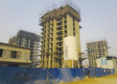 爛尾的現(xiàn)代國(guó)際汽貿(mào)城配套住宅項(xiàng)目。