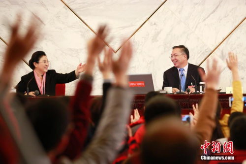 資料圖：2016年3月2日，全國政協(xié)十二屆四次會議新聞發(fā)布會在北京人民大會堂舉行，大會新聞發(fā)言人王國慶(右)回答中外記者提問。中新社記者 盛佳鵬 攝