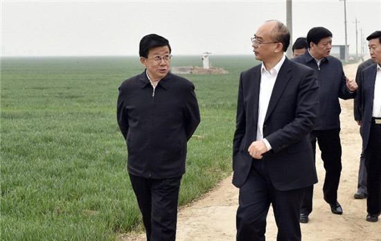 4月3日至4日，河北省委書記、省人大常委會主任趙克志，省委副書記、省政府黨組書記許勤在雄安新區(qū)調(diào)研。這是趙克志、許勤4日實地察看雄安新區(qū)核心區(qū)概貌。 圖片來源：河北新聞網(wǎng)