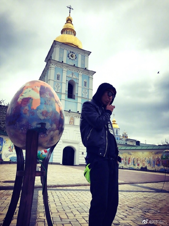 陳羽凡微博曬照，照片中做出閉嘴的手勢(shì)