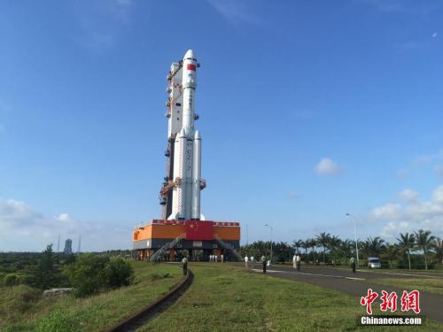 4月17日7時30分，承載著長征七號遙二運載火箭與天舟一號貨運飛船組合體的活動發(fā)射平臺，垂直轉(zhuǎn)運至發(fā)射區(qū)，標志著“天舟一號”飛行任務(wù)正式進入發(fā)射階段。閆寧 攝