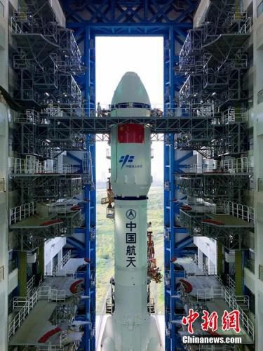 垂直轉(zhuǎn)運的順利完成，標志著“天舟一號”飛行任務(wù)正式進入發(fā)射階段。張文軍 攝