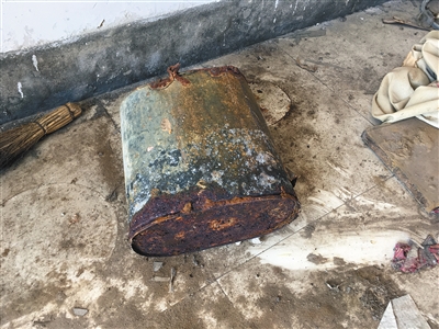 村民參與治理滲坑時使用過的鐵桶，已經(jīng)被嚴重腐蝕。