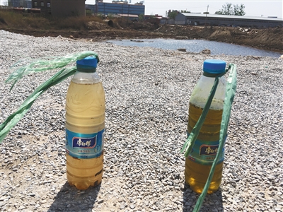 左側(cè)水樣取自化肥廠滲坑經(jīng)過治理的部分，顏色較淺；右側(cè)水樣取自同一滲坑未經(jīng)治理的部分，顏色更深。