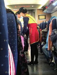 高鐵盒飯價格過高問題，近年來已成為社會熱點話題。高鐵盒飯價格緣何居高不下呢？究竟是盒飯企業(yè)壟斷化經(jīng)營，還是盒飯的成本高？這都需要高鐵相關(guān)部門公開透明，算出明細賬。