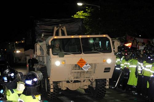 在1000多名警察的護(hù)衛(wèi)下，薩德系統(tǒng)被運(yùn)到星州的高爾夫球場(chǎng)圖據(jù)網(wǎng)絡(luò)