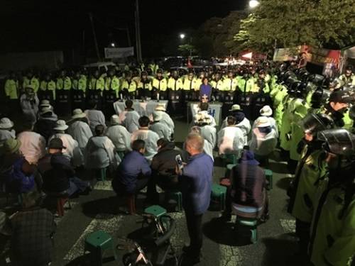 在把薩德搬運(yùn)到星州高爾夫球場(chǎng)過程中，當(dāng)?shù)鼐用窈途彀l(fā)生對(duì)抗沖突圖據(jù)網(wǎng)絡(luò)