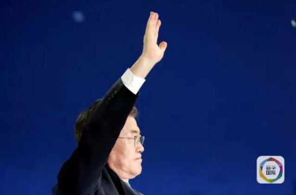 目前民調(diào)領(lǐng)先的共同民主黨候選人文在寅方面當(dāng)天上午表示，強(qiáng)行在星州部署“薩德”的做法“無視國民意愿和程序”，實(shí)際上切斷了下屆政府針對“薩德”相關(guān)政策的判斷余地。