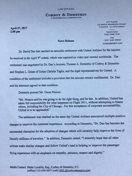 當(dāng)?shù)貢r(shí)間4月27日14點(diǎn)（北京時(shí)間28日凌晨3點(diǎn)），負(fù)責(zé)代理美聯(lián)航暴力拖拽乘客下飛機(jī)一案的律師德梅特里奧給包括央視記者在內(nèi)的媒體發(fā)來(lái)郵件，稱美聯(lián)航已與遭暴力拖拽下飛機(jī)的乘客David Dao達(dá)成和解協(xié)議。但作為條件之一，協(xié)議的具體內(nèi)容和涉及的金額保密。