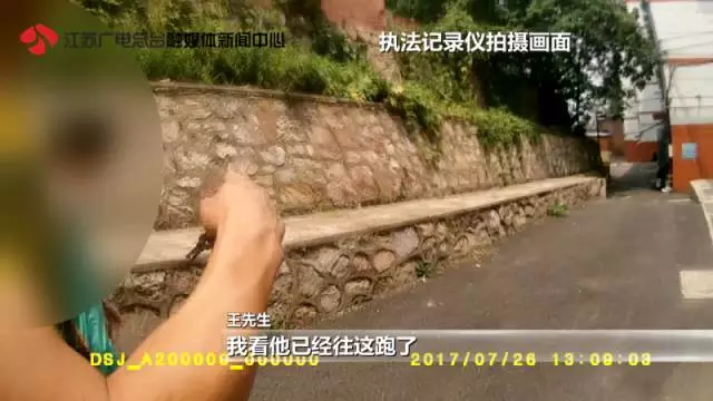 10歲女孩稱(chēng)在小區(qū)內(nèi)被綁架 監(jiān)控畫(huà)面卻是這樣一幕