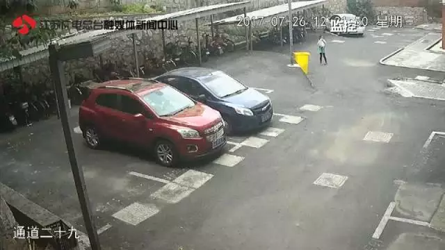 10歲女孩稱(chēng)在小區(qū)內(nèi)被綁架 監(jiān)控畫(huà)面卻是這樣一幕