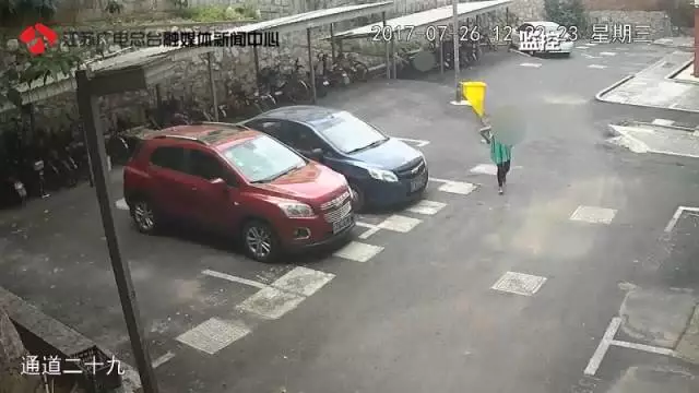 10歲女孩稱(chēng)在小區(qū)內(nèi)被綁架 監(jiān)控畫(huà)面卻是這樣一幕