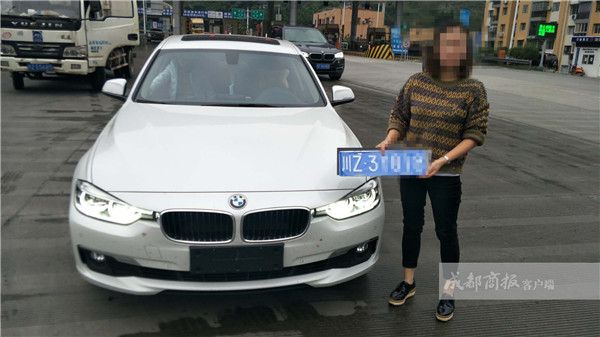 寶馬女司機(jī)掛臨時牌照上高速 稱車管所只給4顆螺絲