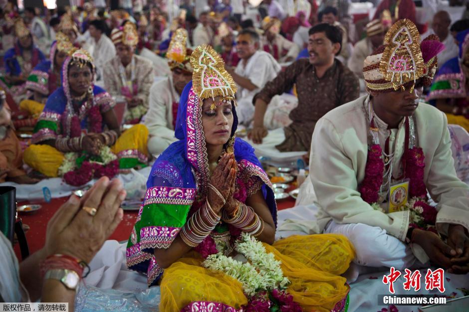 當(dāng)?shù)貢r(shí)間2014年6月15日,印度新德里,印度政府為數(shù)百對(duì)貧困新人舉辦集體婚禮。